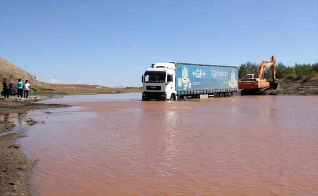 Kızılırmak'ın Sularına Saplanan Tır Nasıl Kurtarıldı?