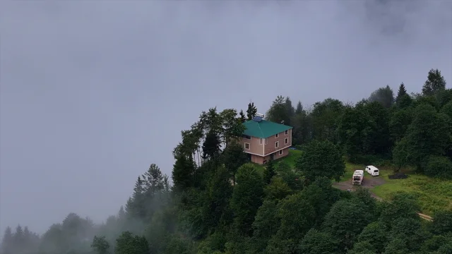 Trabzon'un Gizemli Yaylalarında Sis Büyüledi