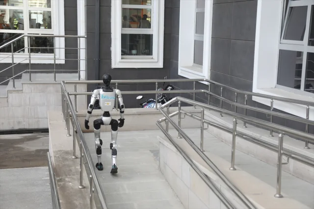 İnsansı Robot Fastman Samsun'da Şaşırtıcı Bir Adım Attı