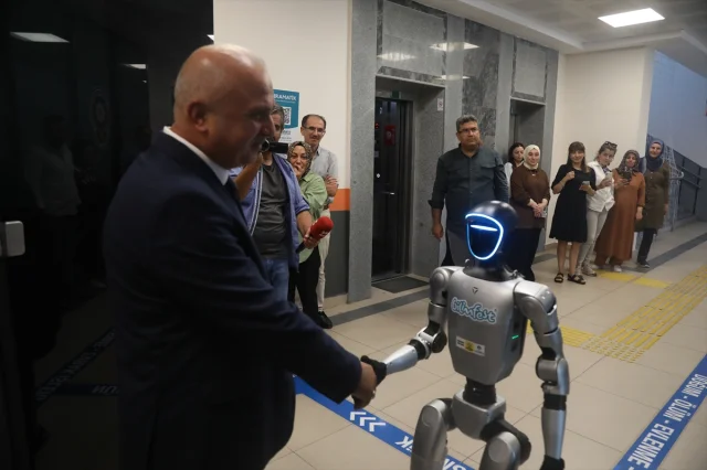 İnsansı Robot Fastman Samsun'da Şaşırtıcı Bir Adım Attı