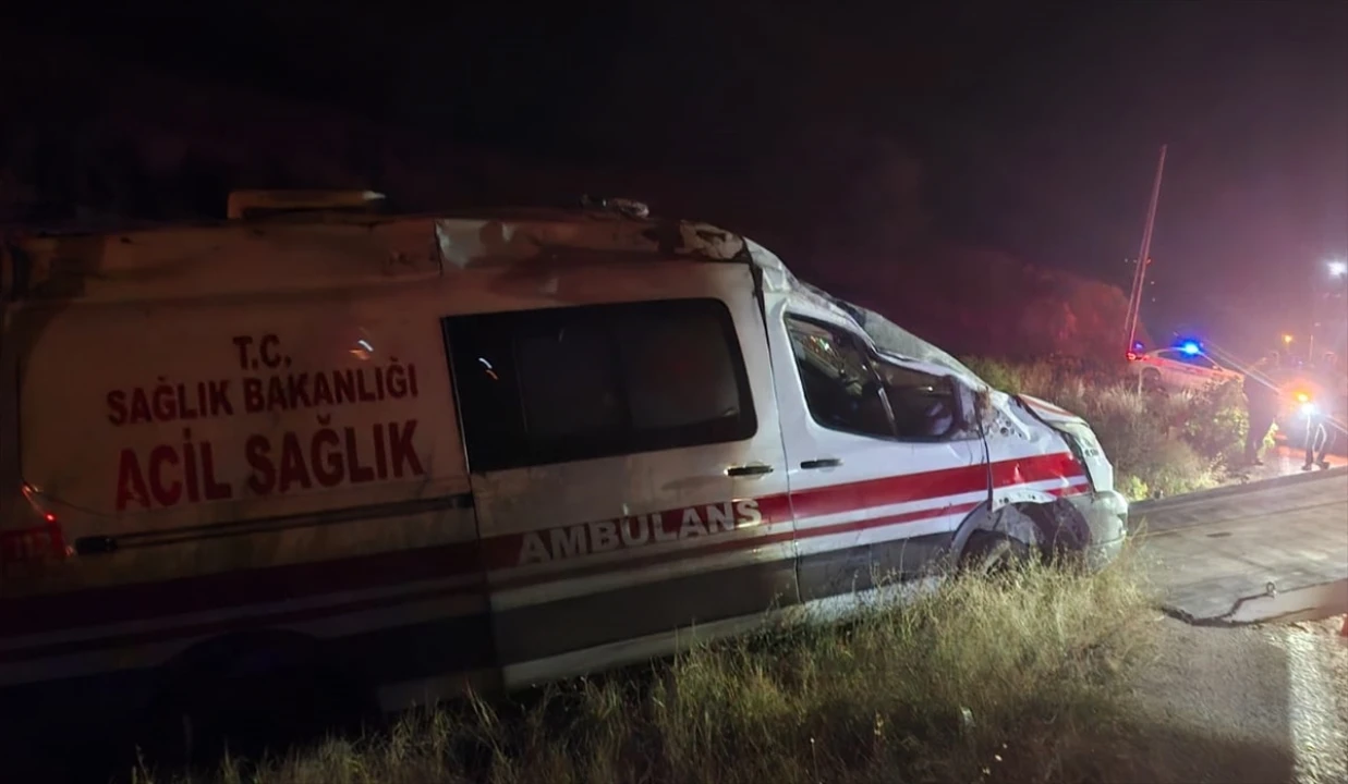 Gümüşhane'de Kaza Geçiren Ambulans Sağlık Personelini Yaraladı