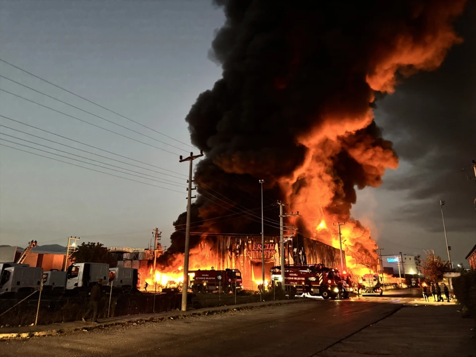 Kocaeli'de Lojistik Deposundaki Yangın Korkuttu: Kimyasal Maddeler Tehlike Saçıyor