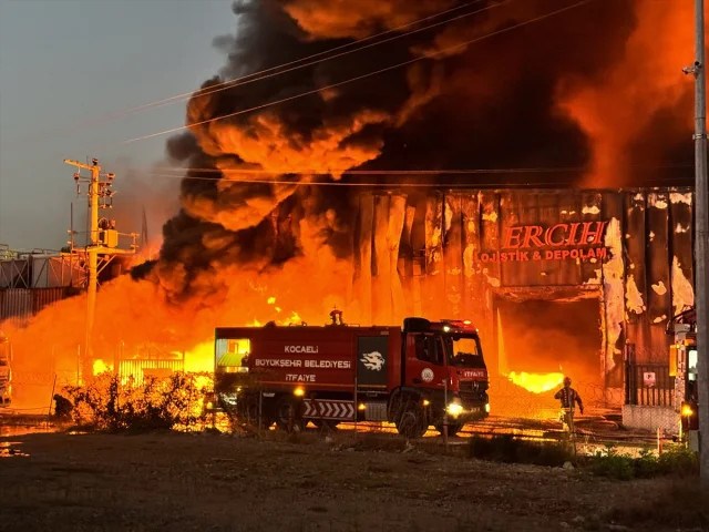 Kocaeli'de Lojistik Deposundaki Yangın Korkuttu: Kimyasal Maddeler Tehlike Saçıyor