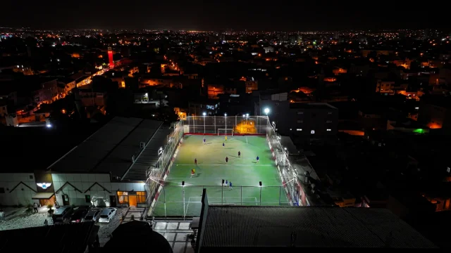 Adana'da Hayret Veren Halı Saha