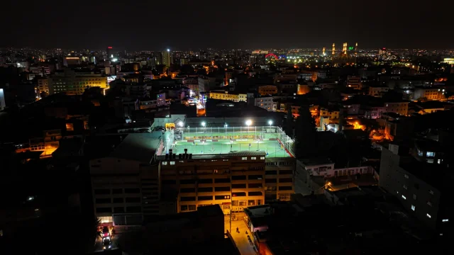 Adana'da Hayret Veren Halı Saha