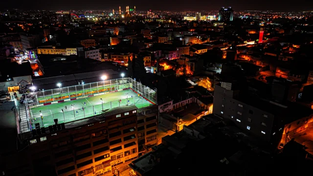 Adana'da Hayret Veren Halı Saha