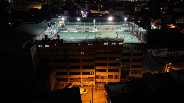 Adana'da Hayret Veren Halı Saha