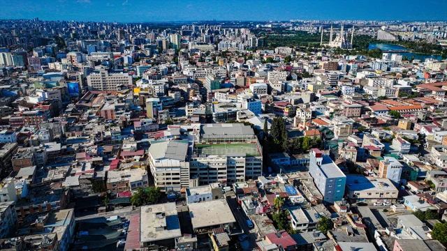 Adana'da Hayret Veren Halı Saha