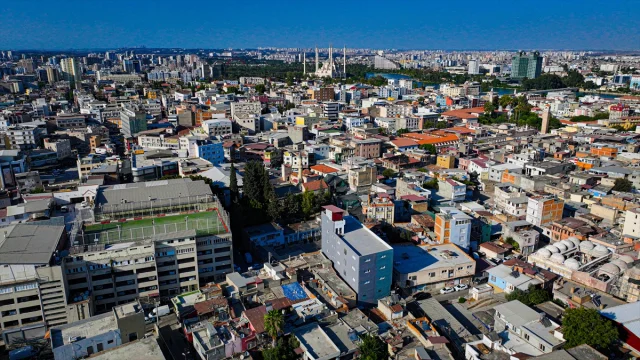 Adana'da Hayret Veren Halı Saha