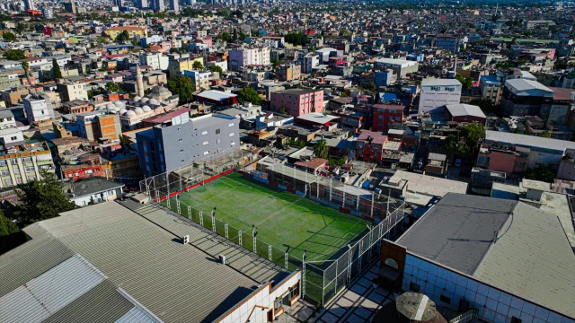Adana'da Hayret Veren Halı Saha
