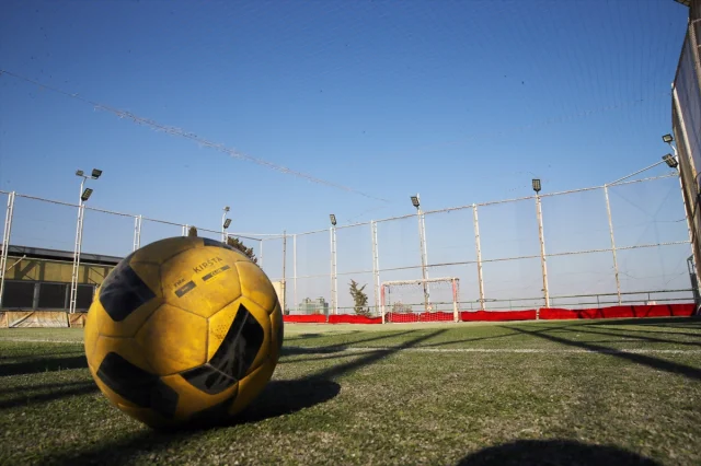 Adana'da Hayret Veren Halı Saha