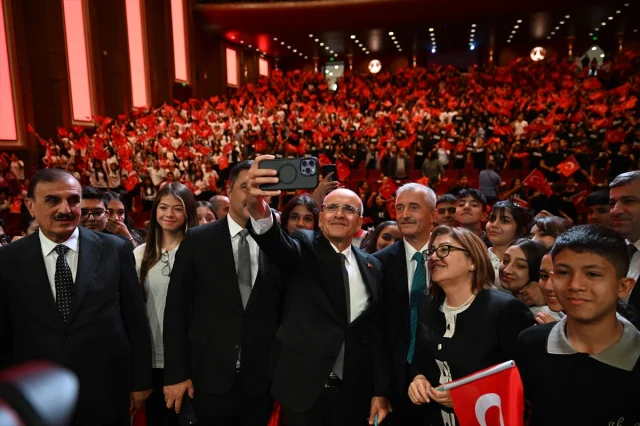 Mehmet Şimşek Gençlerle Gaziantep'te Buluştu: 'Eğitim En Büyük Gücümüz'