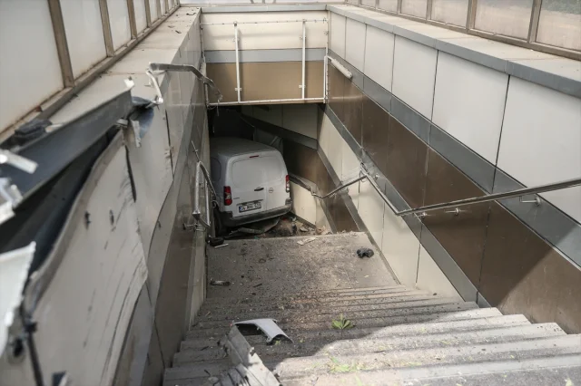 Bursa'da Metro Geçidinde Tehlikeli Kaza