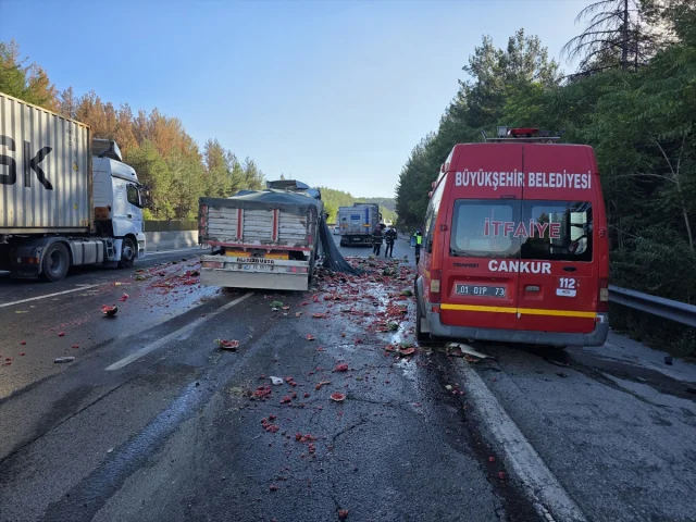 Adana'da Kaza Şoku: İki Tır Çarpıştı, Karpuzlar Yola Saçıldı