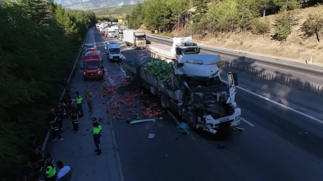 Adana'da Kaza Şoku: İki Tır Çarpıştı, Karpuzlar Yola Saçıldı