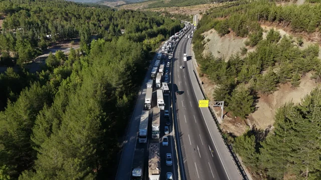 Adana'da Kaza Şoku: İki Tır Çarpıştı, Karpuzlar Yola Saçıldı