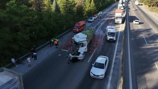 Adana'da Kaza Şoku: İki Tır Çarpıştı, Karpuzlar Yola Saçıldı