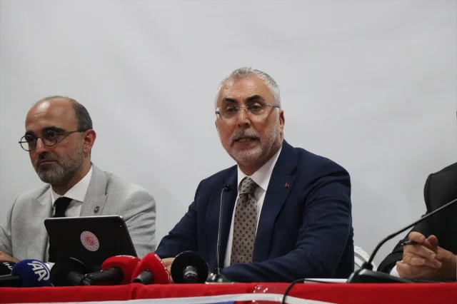 Burdur'da İşsizlik Düşüyor: Bakan Işıkhan'ın İl Buluşmasında Çarpıcı Veriler