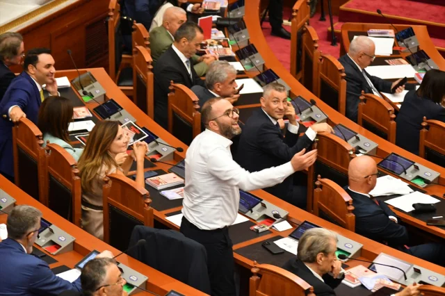 Arnavutluk Meclisinde Sürpriz Seçim: Niko Peleshi Liderlik Koltuğunda