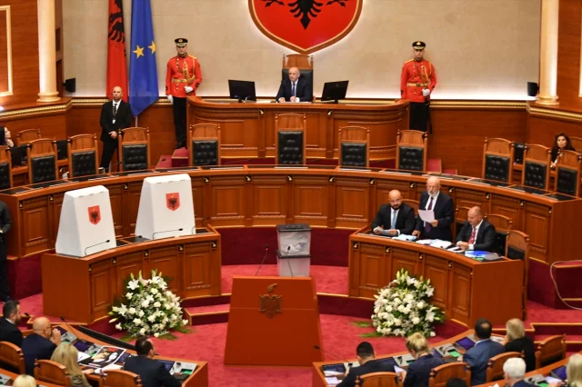 Arnavutluk Meclisinde Sürpriz Seçim: Niko Peleshi Liderlik Koltuğunda