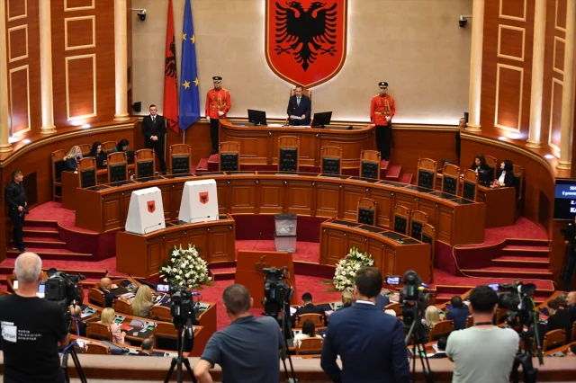 Arnavutluk Meclisinde Sürpriz Seçim: Niko Peleshi Liderlik Koltuğunda