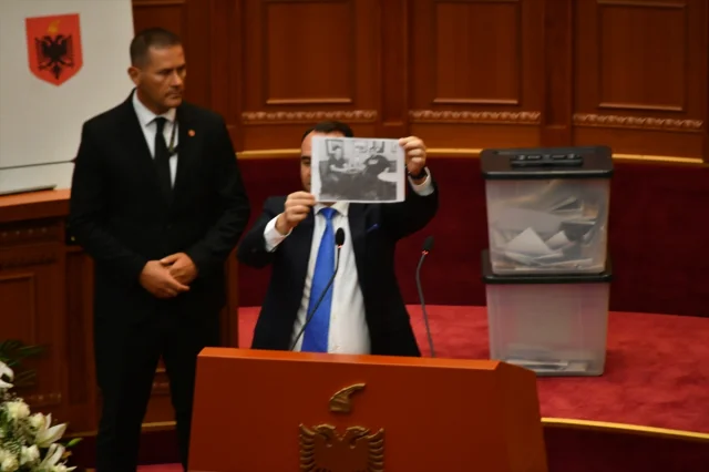 Arnavutluk Meclisinde Sürpriz Seçim: Niko Peleshi Liderlik Koltuğunda