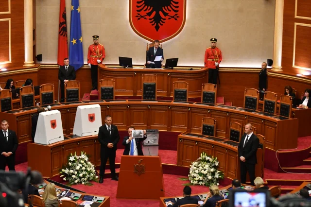 Arnavutluk Meclisinde Sürpriz Seçim: Niko Peleshi Liderlik Koltuğunda