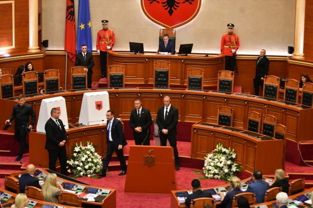 Arnavutluk Meclisinde Sürpriz Seçim: Niko Peleshi Liderlik Koltuğunda