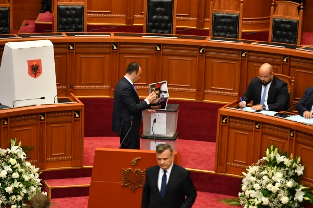 Arnavutluk Meclisinde Sürpriz Seçim: Niko Peleshi Liderlik Koltuğunda