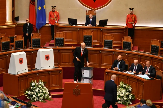 Arnavutluk Meclisinde Sürpriz Seçim: Niko Peleshi Liderlik Koltuğunda