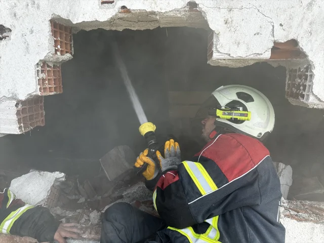 Uşak'ta Korkutan Yangın: Ekipler Canlıları Son Anda Kurtardı