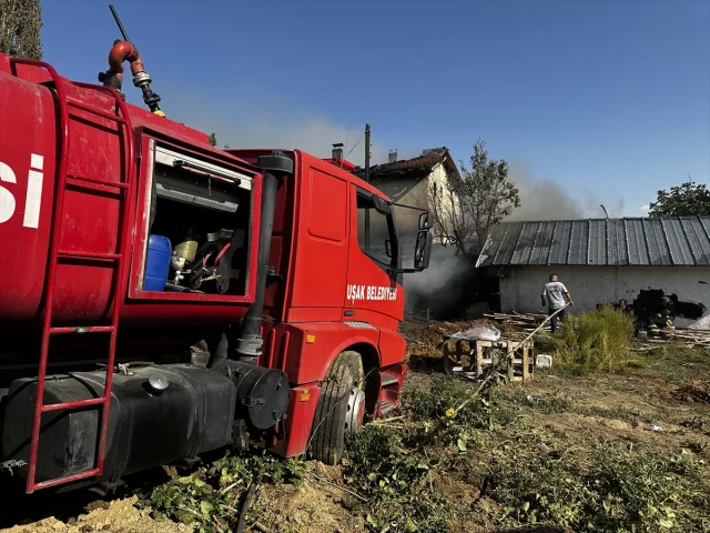 Uşak'ta Korkutan Yangın: Ekipler Canlıları Son Anda Kurtardı