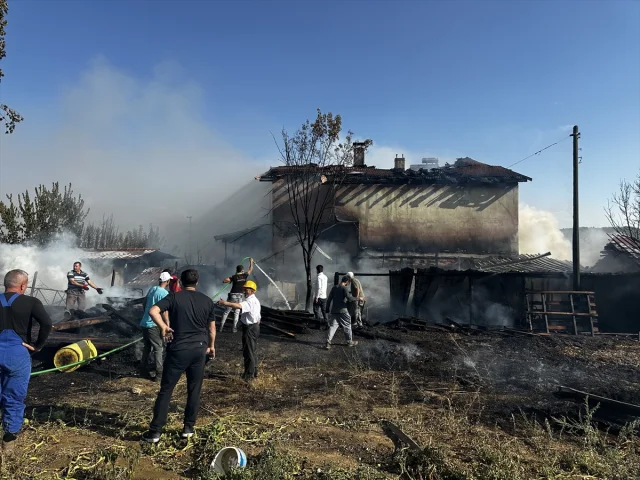 Uşak'ta Korkutan Yangın: Ekipler Canlıları Son Anda Kurtardı