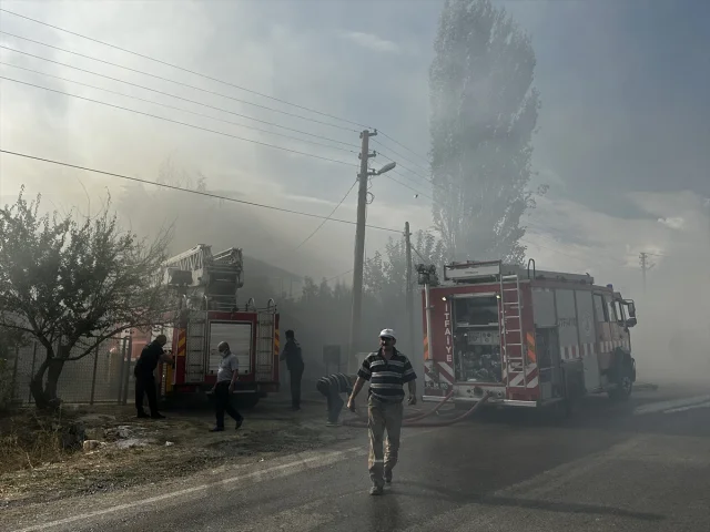 Uşak'ta Korkutan Yangın: Ekipler Canlıları Son Anda Kurtardı