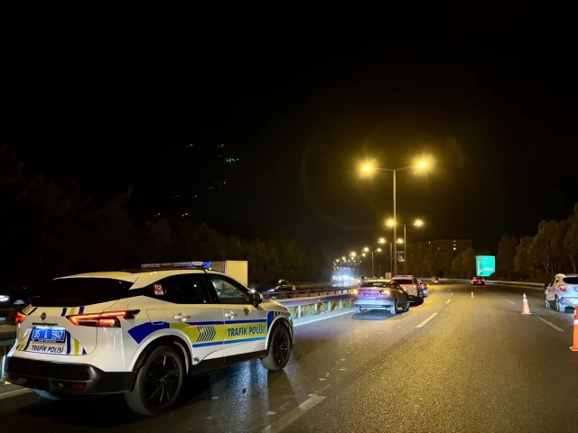 İzmir'de Gece Yarısı Feci Kaza: Motosiklet Bariyere Çarptı