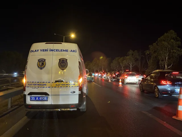 İzmir'de Gece Yarısı Feci Kaza: Motosiklet Bariyere Çarptı
