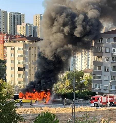 İstanbul Sokaklarında Yangın Şoku Yolcu Dolu Otobüs Küle Dön...