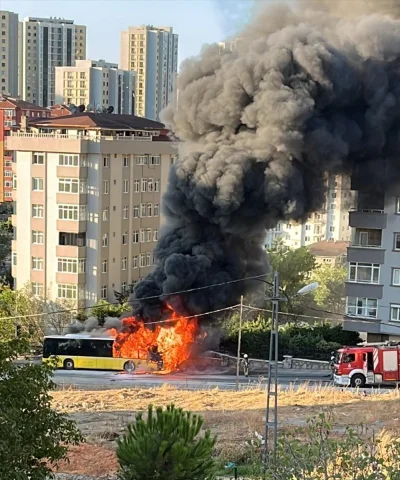 İstanbul Sokaklarında Yangın Şoku Yolcu Dolu Otobüs Küle Döndü