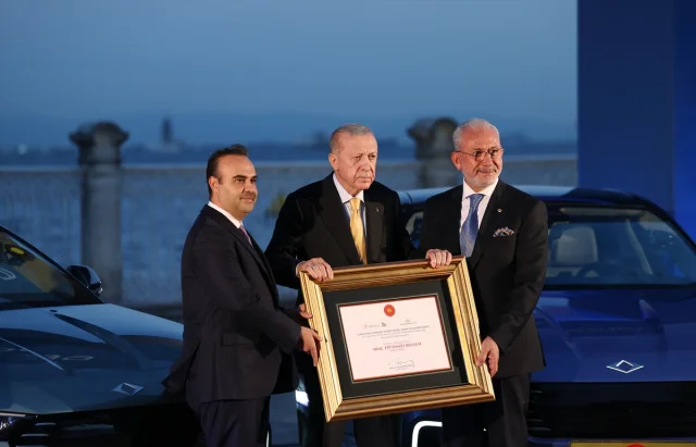 Cumhurbaşkanı Erdoğan'a Togg T10F Teslim Edildi