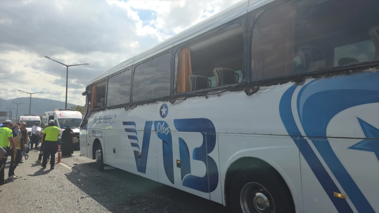 Bursa'da Trafik Kazası Yolcu Otobüsünü Tehlikeye Attı