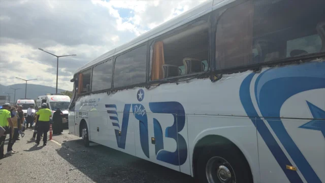Bursa'da Trafik Kazası Yolcu Otobüsünü Tehlikeye Attı