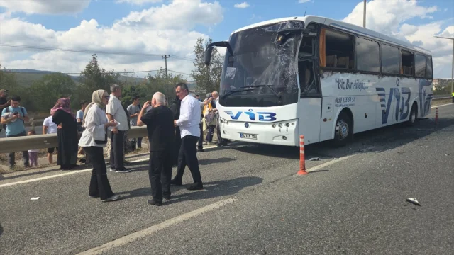 Bursa'da Trafik Kazası Yolcu Otobüsünü Tehlikeye Attı