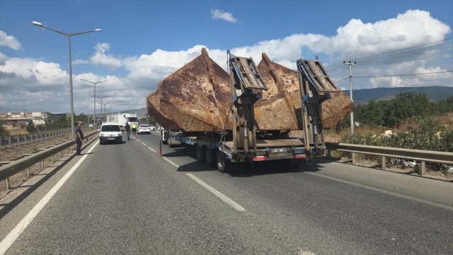 Bursa'da Trafik Kazası Yolcu Otobüsünü Tehlikeye Attı