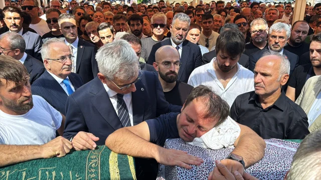 Bakan Memişoğlu Samsun'da Anne ve Oğlunun Cenazesine Katıldı