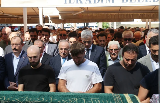 Bakan Memişoğlu Samsun'da Anne ve Oğlunun Cenazesine Katıldı