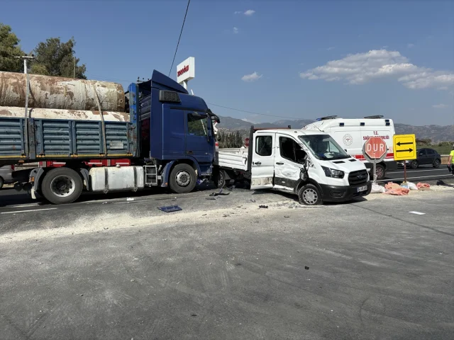 Aydın'da Trafik Kazası: Tır ve Kamyonet Çarpıştı, 3 Kişi Yar...