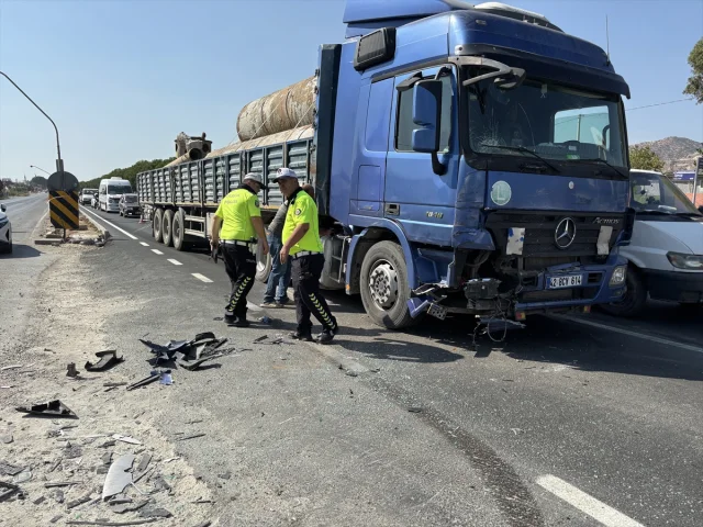 Aydın'da Trafik Kazası: Tır ve Kamyonet Çarpıştı, 3 Kişi Yaralı