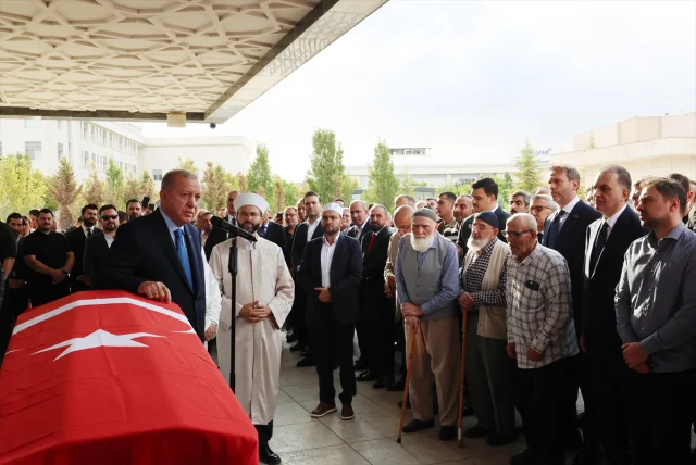 Cumhurbaşkanı Erdoğan, Başdanışmanı Hamdi Kılıç'ın Cenazesine Katılırken Duygulandı