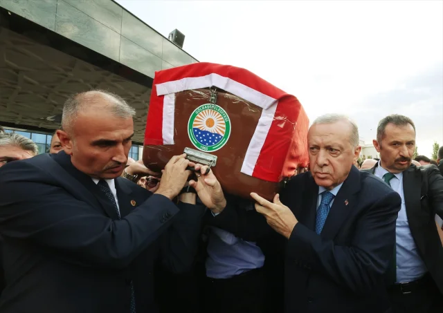 Cumhurbaşkanı Erdoğan, Başdanışmanı Hamdi Kılıç'ın Cenazesine Katılırken Duygulandı