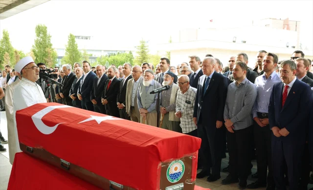 Cumhurbaşkanı Erdoğan, Başdanışmanı Hamdi Kılıç'ın Cenazesine Katılırken Duygulandı